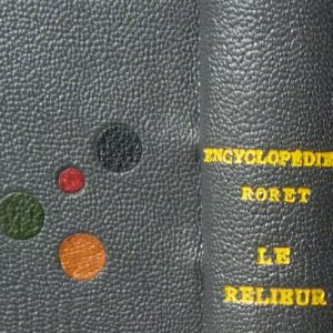 Zoom reliure : titre et disques multicolores incrustés