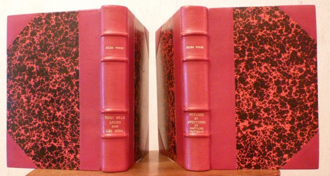Deux reliures demi-cuir à coins à moitié ouvertes, papier Annonay rouge