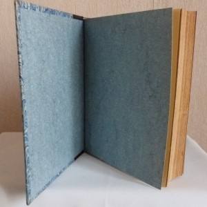Demi-cuir bleu, reliure simple. Il s'agit de la "bible de l'ordonnateur d'un livre.