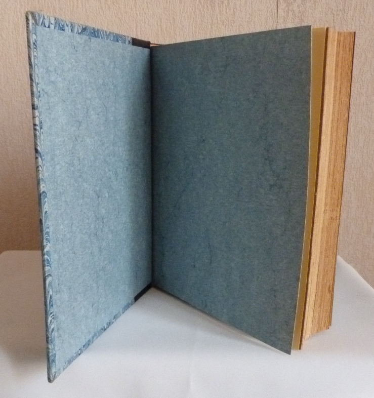Demi-cuir bleu, reliure simple. Il s'agit de la "bible de l'ordonnateur d'un livre.