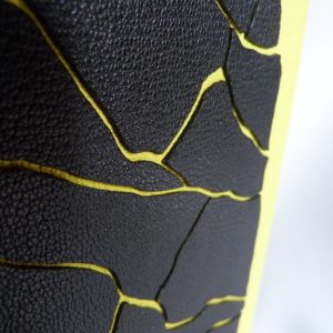 détail-décor-reliure-art-maurice-leblanc-aiguille-creuse-demi-cuir-noir-jaune-parchemin-biennale-mondiale-12ième-5