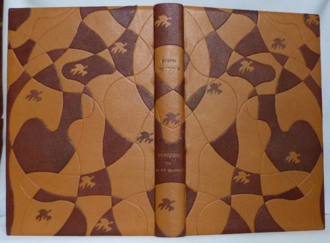 Envol des oiseaux. Plein cuir beige clair, mosaîques cernées beige foncé, collage d'oiseaux d'Escher avec opposition des beiges.