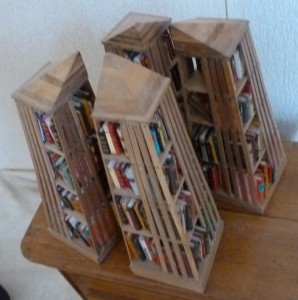 Bibliothèque_Minis-livres_bois_pyramides_4