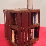 Mini bibliothèque Anglaise tournantr, base carrée de 7 cm de côté, hauteur 11cm, contenance : 61 mini_livres