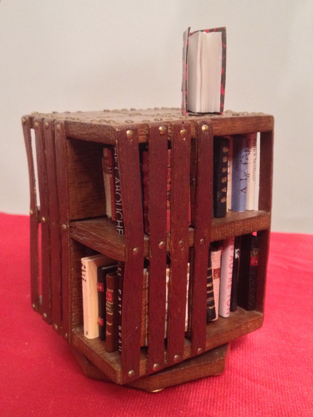 Mini bibliothèque Anglaise tournantr, base carrée de 7 cm de côté, hauteur 11cm, contenance : 61 mini_livres