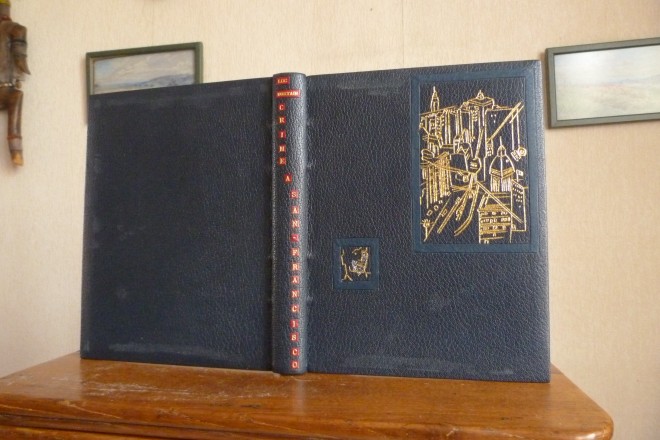 Plein cuir bleu nuit, décor aux petits fers représentant une gravure du livre. San-francisco