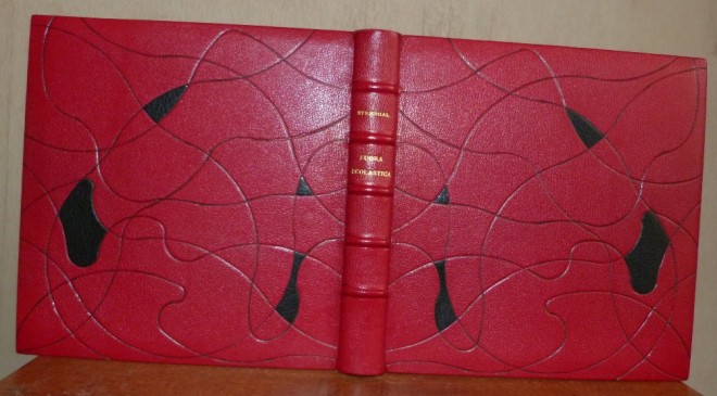 plein cuir rouge orné d'arabesques aux petits fers et noir de fumée