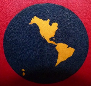 Plein cuir rouge à décors aux petits fers en oasis jaune représentant deux faces de la mappemonde, téte dorée, 5 nerfs double, décor plat antérieur
