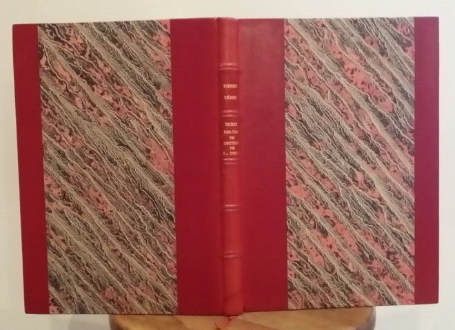 thèse de doctorat soutenue par Pierre Dèbes, demi-cuir à bandes,rouge, papier : coulée romantique rouge