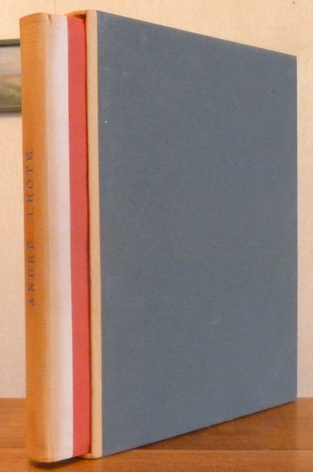Demi-cuir à encadrements, reproduction en papiers marbré uni de deux tableaux de Lhote, en imitant la une de couverture