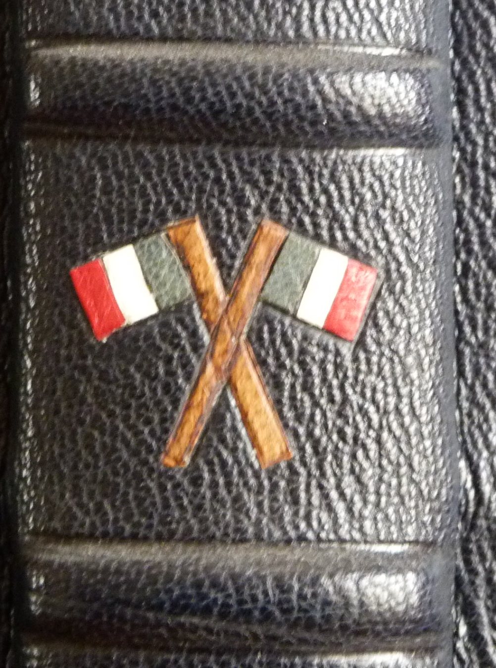 Demi cuir bleu, cinq nerfs, mosaïques représentant deux drapeaux français croisés entre le nerf 3 et le nerf4, tranchefile bleu, blanc et rouge. (détail)