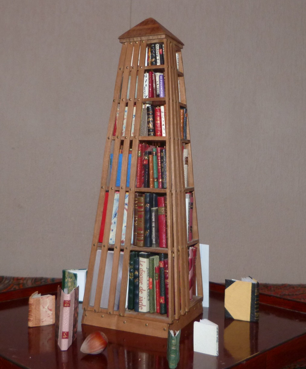Mini bibliothèque pyramidale, à base carrée de 27cm de haut comprenant environ 140 livres tous différents sur 6 niveaux