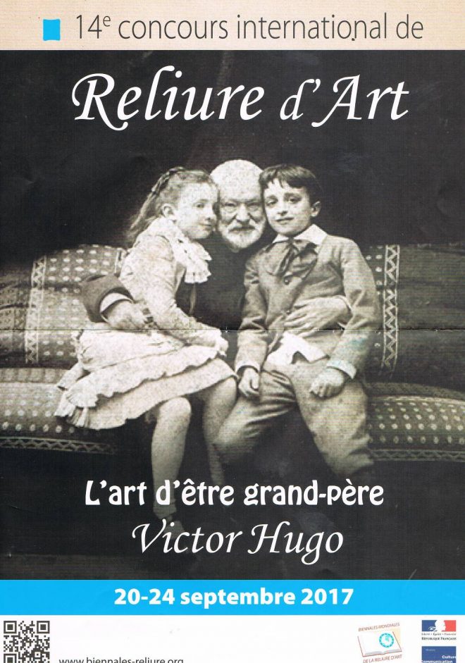 Affiche noir et blanc représentant Victor Hugo en photo avec ses 2 petits-enfants