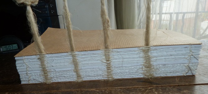 Technique de la reliure de feuilles simoles. Couture sur ficelles dédoublées.