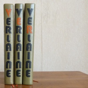 Huit tomes des oeuvres complètes de Verlaine, demi-cuir vert à bandes, VERLAINE mosaiqué sur le dos à la chinoise, en noir, chaque lettre étant succéssivement en orange sur les 8 tomes.