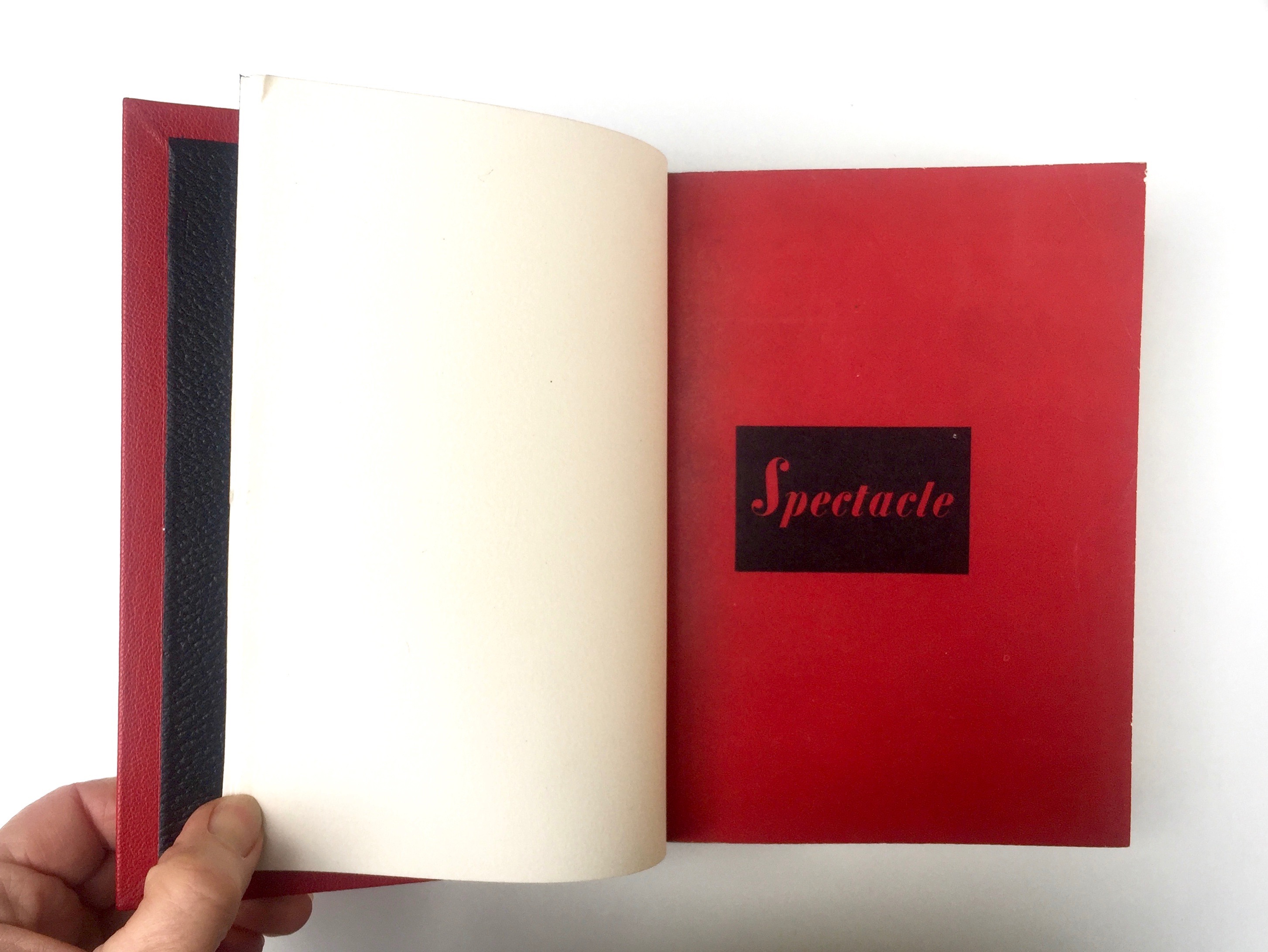 Plein cuir rouge, mosaïques noires évidéées représentant à l'identique le titrage du livre, tranchefile chapiteau bicolore rouge et noire, plats en cuir noir, charnieres en cuir, étui. Une de couverture.