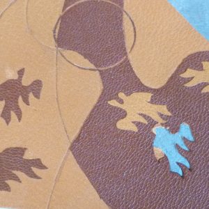 Demi-cuir-rouge à encadrement. Dans le cadre antérieur pavage d'oiseaux multicolores d'Escher, dans le plat postérieur, pièce de cuir bleu foncé avec incrustations de quelques oiseaux déEscher.