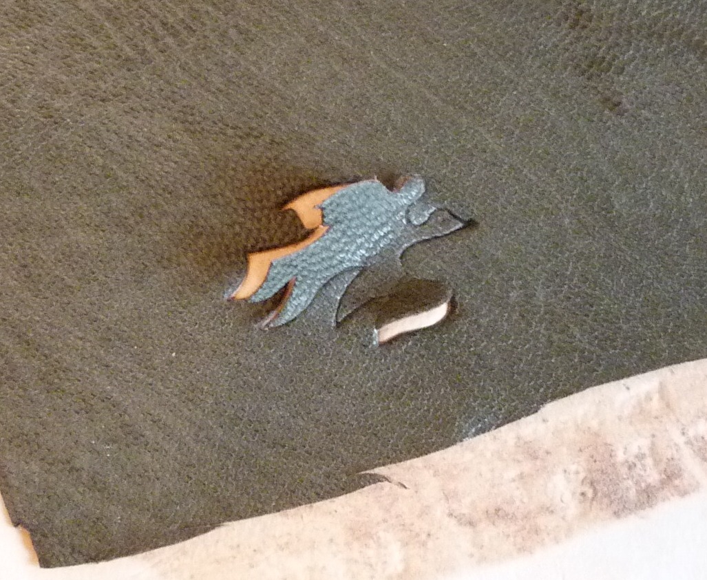 Demi-cuir-rouge à encadrement. Dans le cadre antérieur pavage d'oiseaux multicolores d'Escher, dans le plat postérieur, pièce de cuir bleu foncé avec incrustations de quelques oiseaux déEscher.