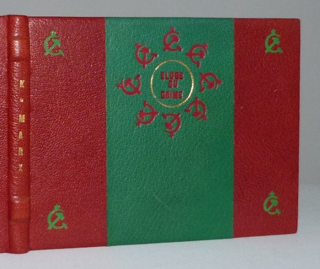Demicuir-rouge avec 2 larges bandes vertes et rouges, multiples faucilles et marteaux sur les plats, verte sur fond rouge et rouge sur fond vert.