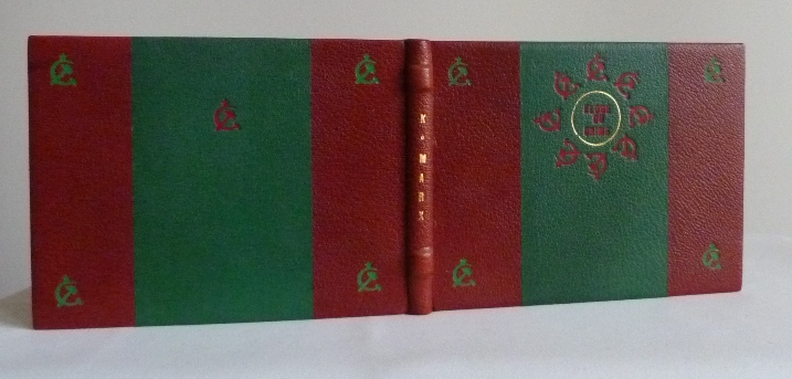 Demicuir-rouge avec 2 larges bandes vertes et rouges, multiples faucilles et marteaux sur les plats, verte sur fond rouge et rouge sur fond vert.