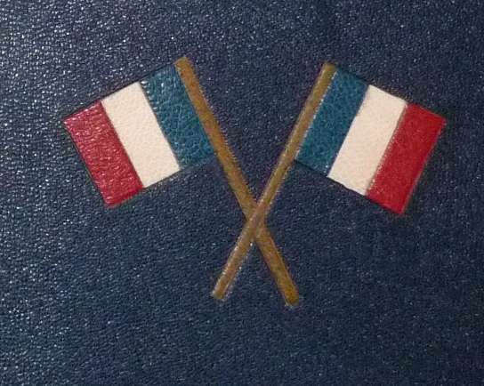 Drapeaux Français sur le plat antérieur. Plein cuir bleu de cet ouvrage patriotique, titre, mosaïque, tranchefile et gardes tricolores (bleu-blanc-rouge)
