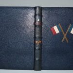 Plein cuir bleu de cet ouvrage patriotique, titre, mosaïque, tranchefile et gardes tricolores (bleu-blanc-rouge)
