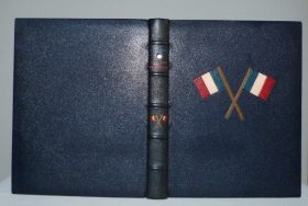 Plein cuir bleu de cet ouvrage patriotique, titre, mosaïque, tranchefile et gardes tricolores (bleu-blanc-rouge)