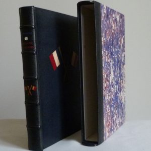 Etui. Plein cuir bleu de cet ouvrage patriotique, titre, mosaïque, tranchefile et gardes tricolores (bleu-blanc-rouge)