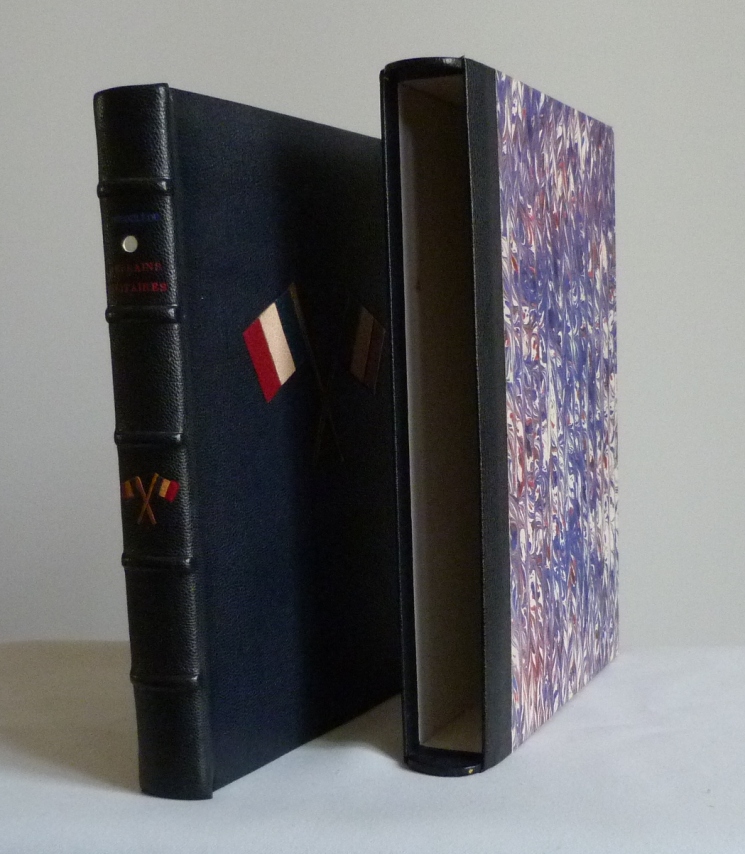 Etui. Plein cuir bleu de cet ouvrage patriotique, titre, mosaïque, tranchefile et gardes tricolores (bleu-blanc-rouge)