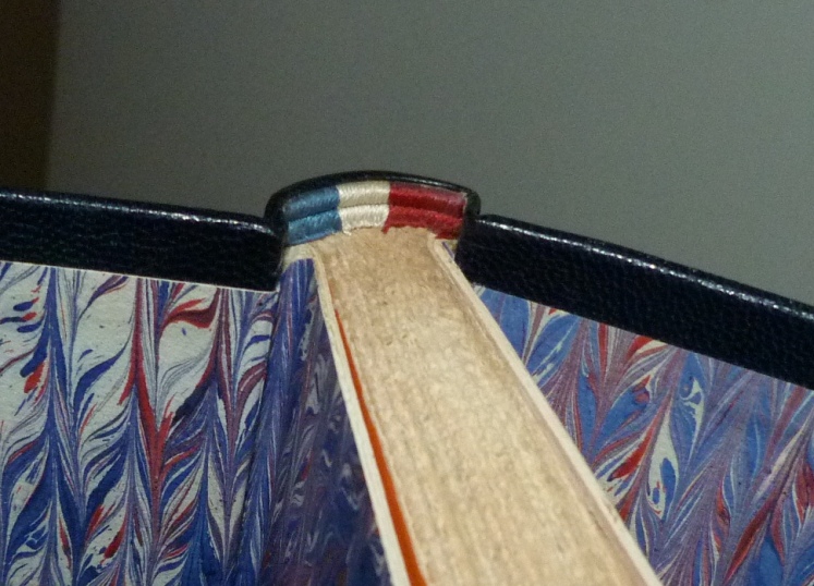 Tranchefile tricolore. Plein cuir bleu de cet ouvrage patriotique, titre, mosaïque, tranchefile et gardes tricolores (bleu-blanc-rouge)
