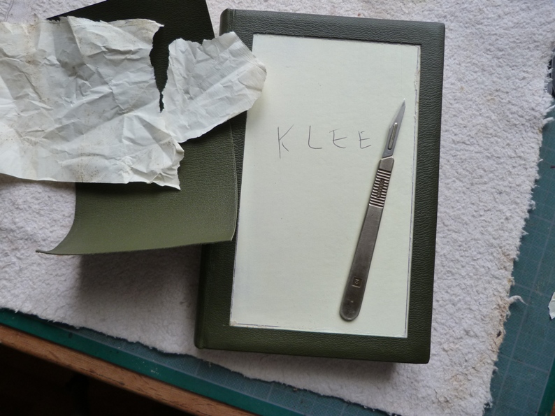 Découpe du cuir pour incrustation tableau de Klee.