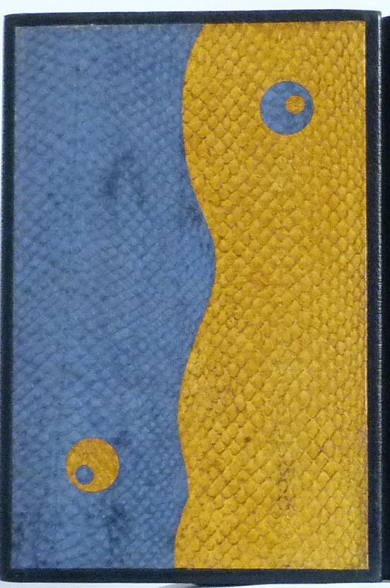composition inspirée d'un tableau de Fernand Léger. décor fait en mosaïques de peaux de poisson (saumon) de différentes couleurs collées bord à bord.