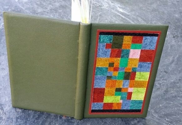 Plein cuir vert, incrustation pleine page sur le plat antérieur d'une mosaïque, bord à bord, d'un tableau de Klee.
