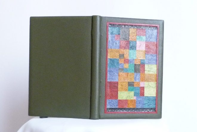 Plein cuir vert, incrustation pleine page sur le plat antérieur d'une mosaïque, bord à bord, d'un tableau de Klee.