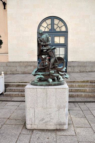 Statue d'Alfred Jarry à Laval par Zadkine.