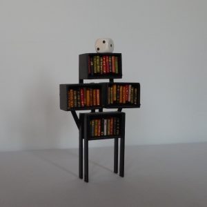 Mini-bibliothèque contenant 39 livres surmontée d'un dé de jeu.