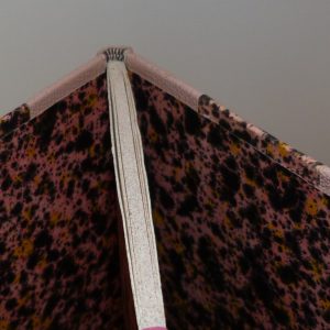 La chevelure de Bérénice : tranchefile bicolore rose et noire