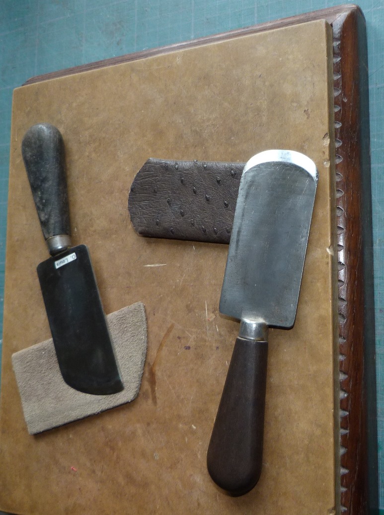 Pour restauration : pierre à parer de Bourgognes et couteaux à parer.