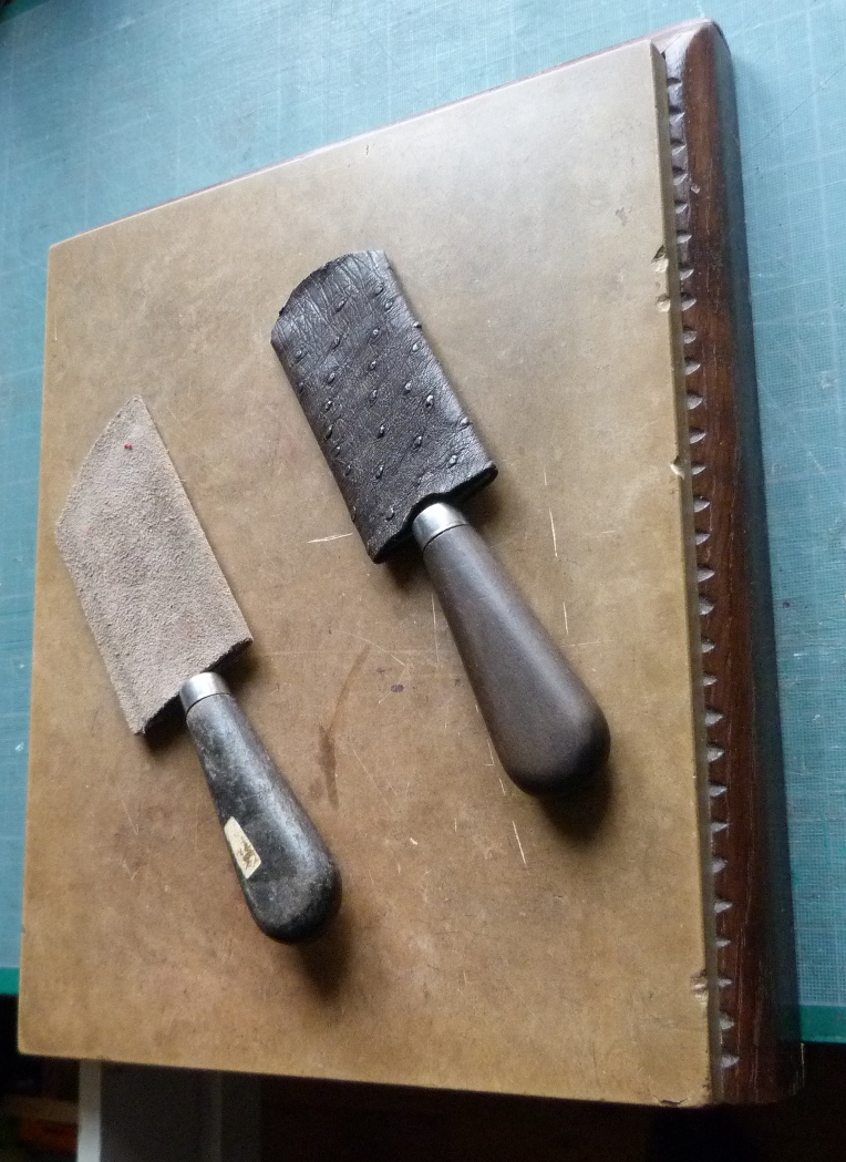Pour restauration : pierre à parer de Bourgognes et couteaux à parer.