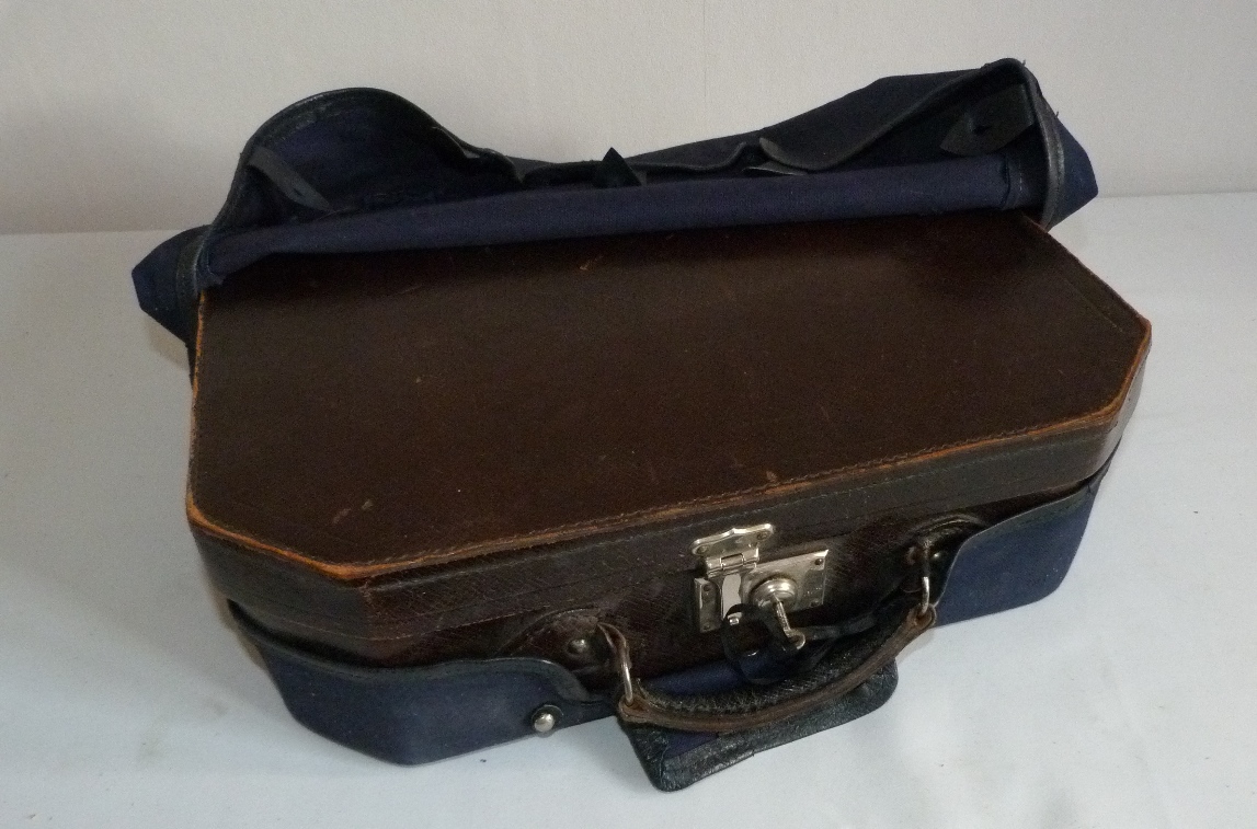 Contenu du placard bleu : valise à matériel de reliure.