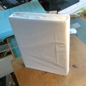 Fabrication d'un étui bordé : reliure enveloppée dans du papier de soie