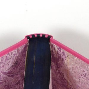 La vénus aux fourrures, tranchefile en cuir bicolore rose et noire.