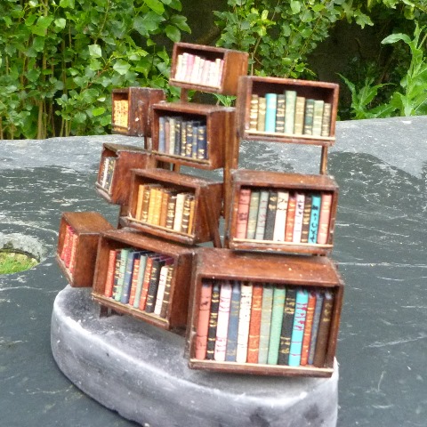 Mini-bibliothèque à caissons.