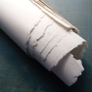 Papier fait en lin et teinté d'ardoise.