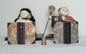 Petits livres et poupées japonaises