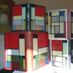Quatre reliures similaires et Mondrian