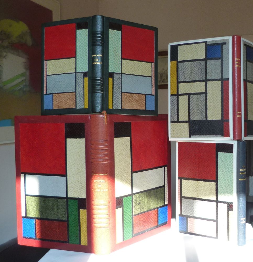 Quatre reliures similaires et Mondrian