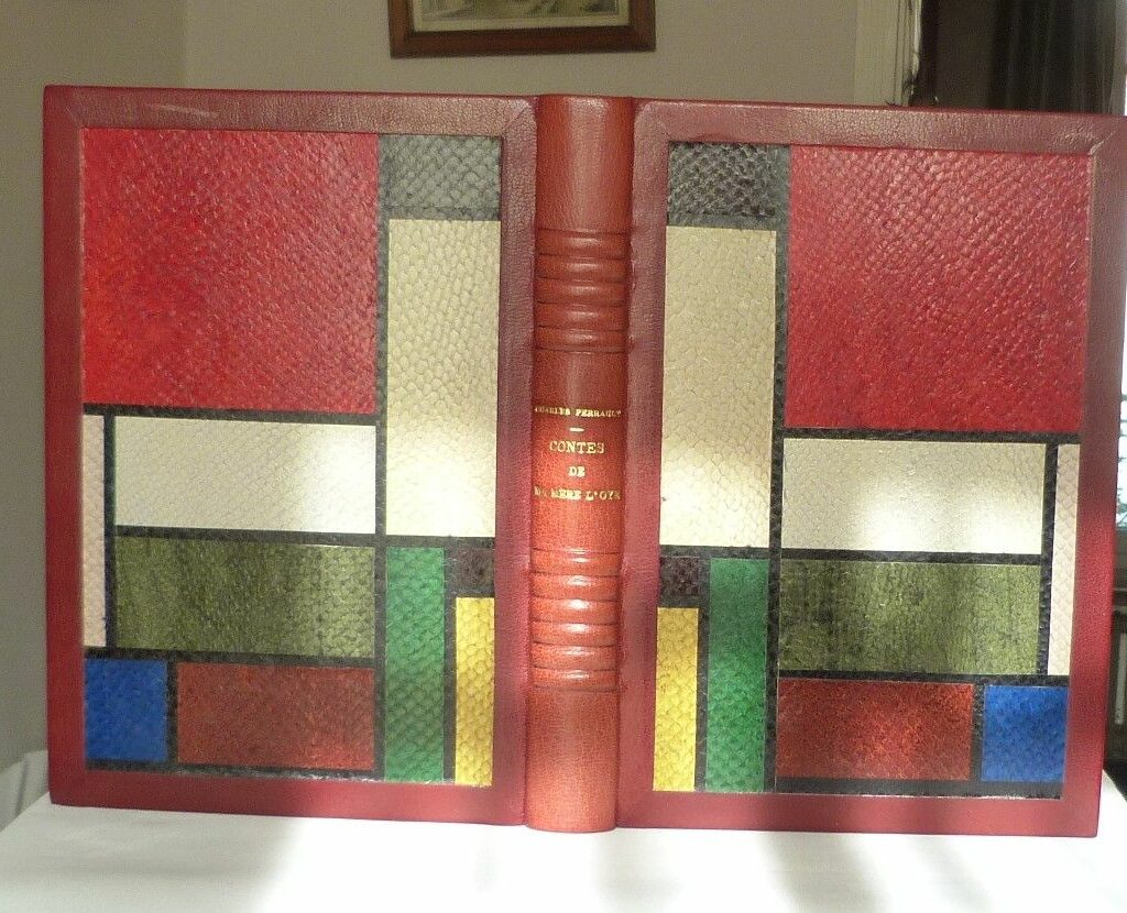 Cinq reliures similaires et Mondrian